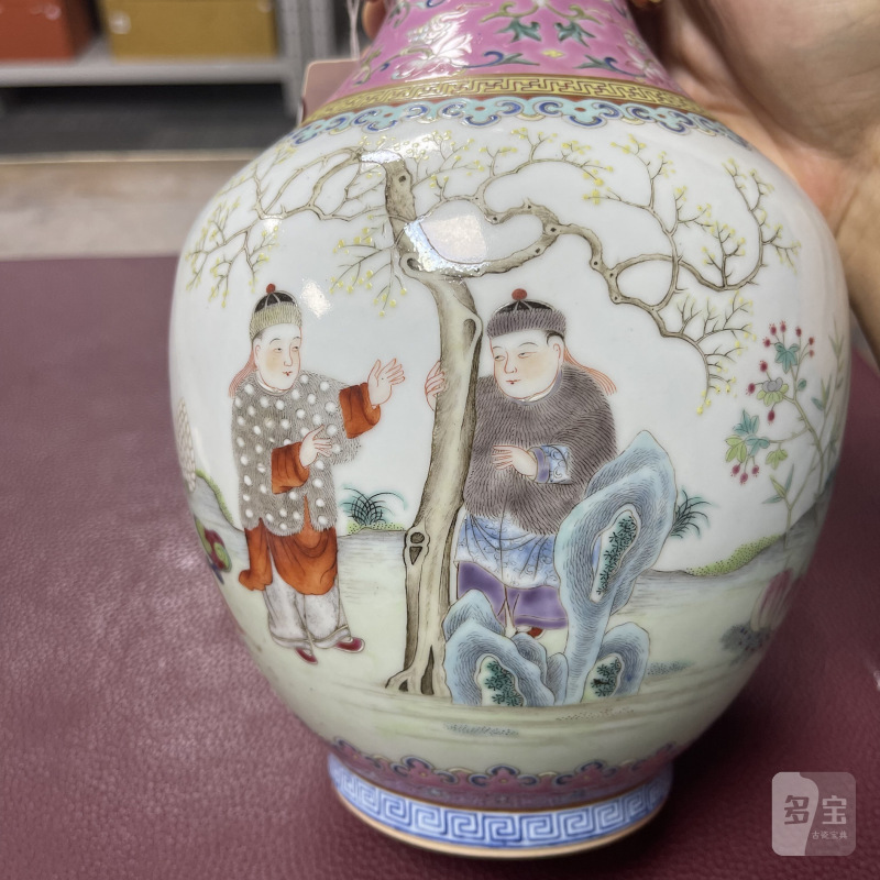 十九世纪 胭脂红地粉彩开光婴戏图双耳瓶 - 图9